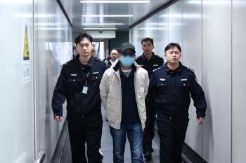 首例南非引渡回国嫌疑人下机画面曝光 彰显联合打击犯罪决心