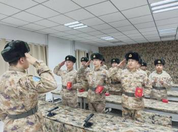 高原连队为官兵颁发卫国戍边纪念章 荣耀与坚守的见证