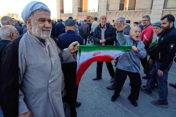 哈梅内伊办公室附近遭袭击 以美联合行动引发爆炸