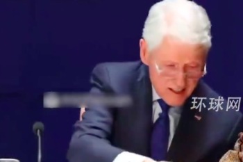 美前总统克林顿翻看爱泼斯坦档案时频频发笑 并与律师现场争抢文件