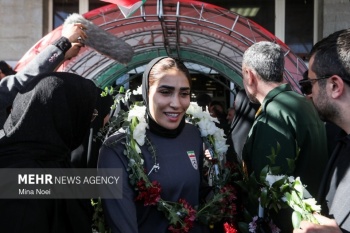 谣言不攻自破？伊朗女足回国受到英雄般欢迎，现场献花环 签名互动 温馨合影留念