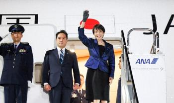 高市早苗一下舷梯就和美官员寒暄 访美行程正式启动