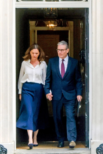 英国首相“突然逃离”：唐宁街成政治陷阱