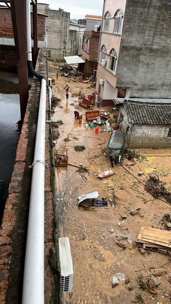 南宁一村民用发电机供全村手机充电 洪水围困下的互助温情