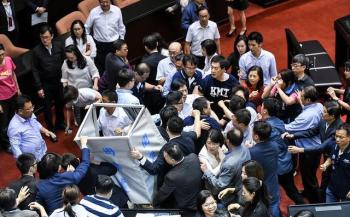 从国民党的变迁到民进党的续命逻辑：它们最怕“民主台湾”叙事被揭穿