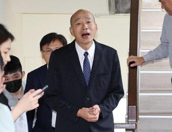 韩国瑜罕见呛傅崐萁辞总召 政坛风波引关注