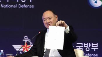 被中国制裁全家的菲防长，在韩国会场突然掏出纸条，当众挑衅中国 作秀背后的外交算计