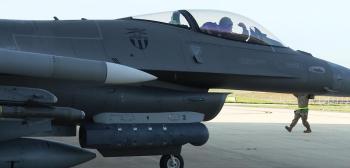 美战机拦截特朗普度假地飞机 F-16释放干扰弹护航