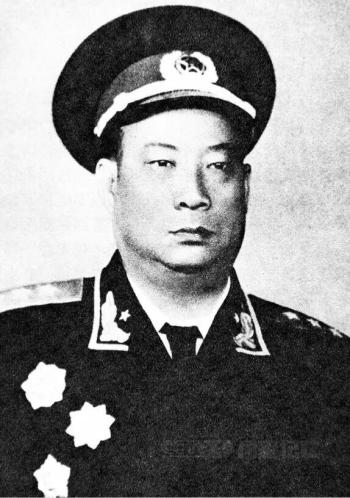 负伤后他被用板锯截掉右臂 独臂将军的钢铁意志