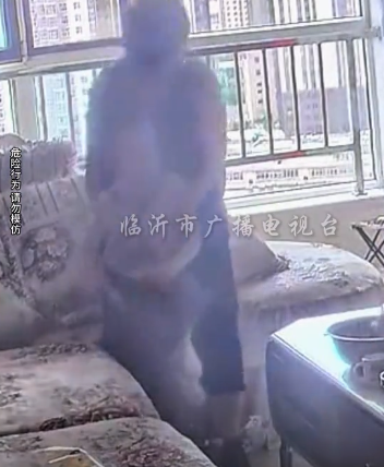 男孩一脚踢翻火锅被烫得尖叫大哭 网友：家长大意了，防范意识太差