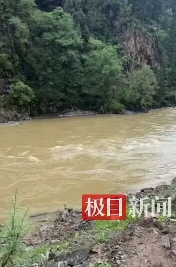 阿坝坠崖的旅游车已经找到 搜救仍在进行中