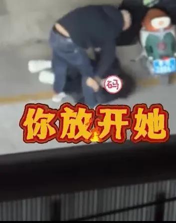 男子當街毆打妻子 女子多次隔空喊話制止 熱心女子勇敢喝止施暴者