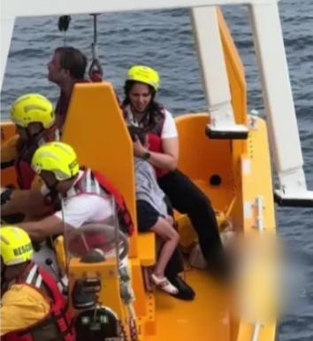 女童墜海父親跳海托舉20分鐘 英雄父親獲贊譽(yù)