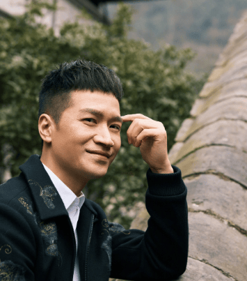 何晟铭回应女儿13岁了：时光是最温柔的雕刻家