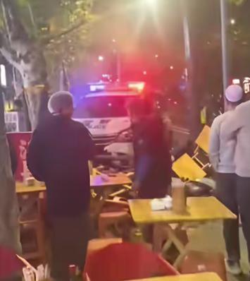 警方回应“巡逻警车撞护栏”