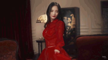 杨幂新年红黑撞色维密大片 化身模特演绎性感美艳