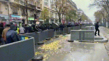 法国街头变“战场”！黑衣蒙面人满街追打警察