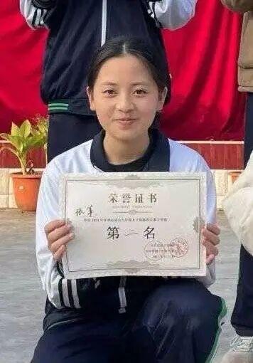 女孩失去亲人被老师抚养考上师范 从床头的菜刀到未来的讲台