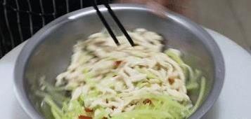 青笋鸡丝一拌秒杀大餐！只加这一味，脆爽嫩滑全家夸