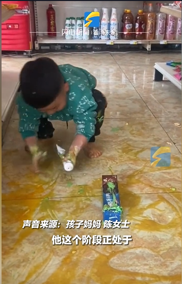 3岁萌娃打碎鸡蛋涂满地  