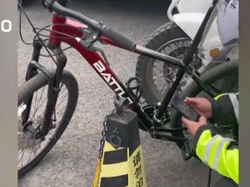 怕单车被盗与警车锁一起，民警无奈苦等车主，网友：这该死的安全感