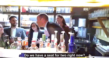 威廉王子扮服务员接电话 成为镜头下主角抢尽凯特风头