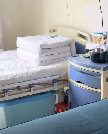 医护人员查房看到床上整齐的被子 网友：下一秒护士长发话以后这就是我们的标准