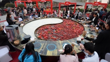 市民共享巨型大火锅 Residents enjoy a giant hotpot in Hebei