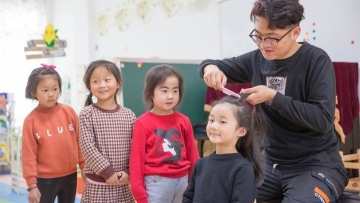 Male kindergarten teachers shine among female colleagues