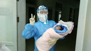 Woman with novel coronavirus pneumonia delivers healthy baby