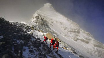 Chinese surveying team reaches Mt. Qomolangma summit