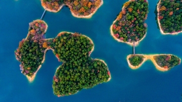 "Thousand-Island Lake" full of eye-popping gems