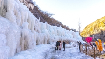 Crystal canyon in north China consumed by icicles