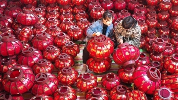 Half-done red lanterns await Spring Festival market