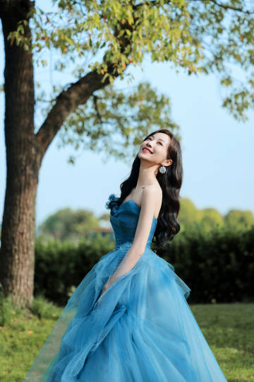 韩雪穿蓝色纱裙似迪士尼公主 搭钻石耳环熠熠生辉