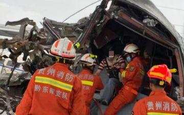 视频│贵州榕江站内一动车脱轨，消防人员现场救援