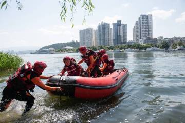 洱海水域救援训练：“红孩儿”真酷！