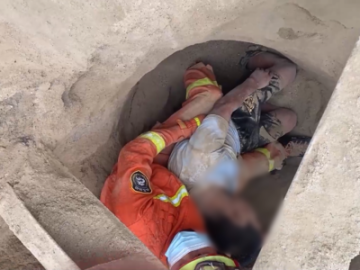 工人不慎掉进沙斗被埋压  消防员切割料斗挖沙救援