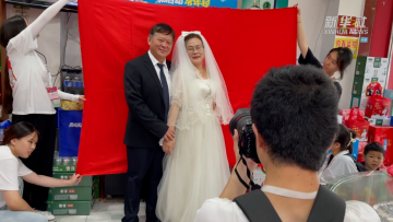 新华全媒+丨志愿者助千余老人补拍婚纱照