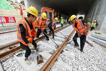 新华全媒+丨他们这样穿山越海修建跨海高铁！