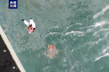 山东威海一渔船沉没 已有11人获救