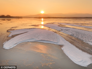 乌苏里江饶河段现流冰景观