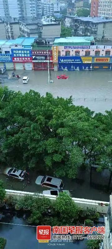 特大暴雨!气象台发布暴雨橙色预警 南宁多路段积水严重,出行受阻(2)