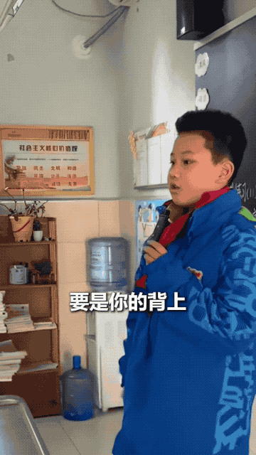 校服被写侮辱文字,9岁男孩勇敢发声!