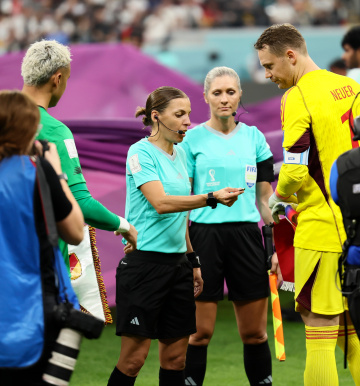 女子裁判组首次执法男足世界杯，有亮点也有失误