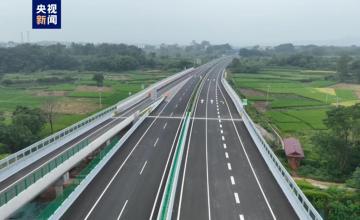 江西信丰至广东南雄（赣粤界）高速公路今天建成通车