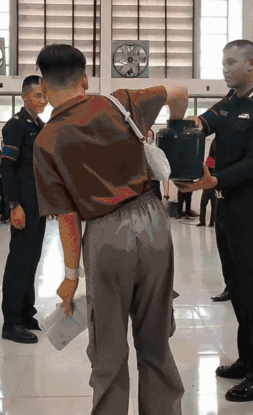 泰国征兵抽签现场堪比综艺节目 有人欢呼雀跃有人嚎啕大哭