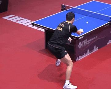 乒乓球比赛运动员为什么要摸球台 擦汗与心理调适