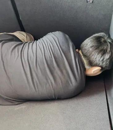 生父稱男孩坐后備箱是自愿的 撫養(yǎng)權之爭再現波折