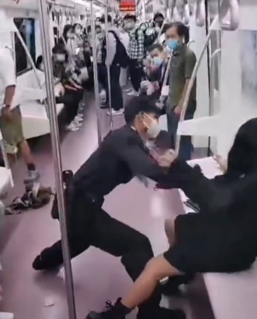 西安地铁事件发酵，被拖拽女乘客已报警